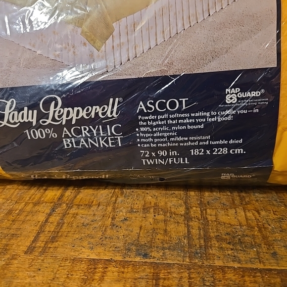 Vintage Lady Pepperell Ascot 100% Acrylic Blanket Twin/Full 72x90 - Picture 2 of 8